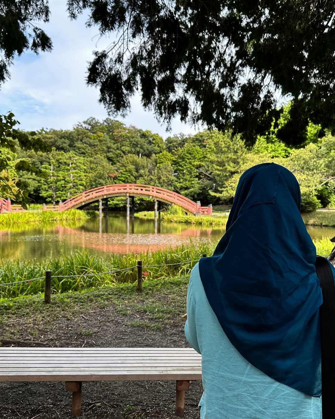 赤い橋のある庭園で自分の時間を過ごす様子